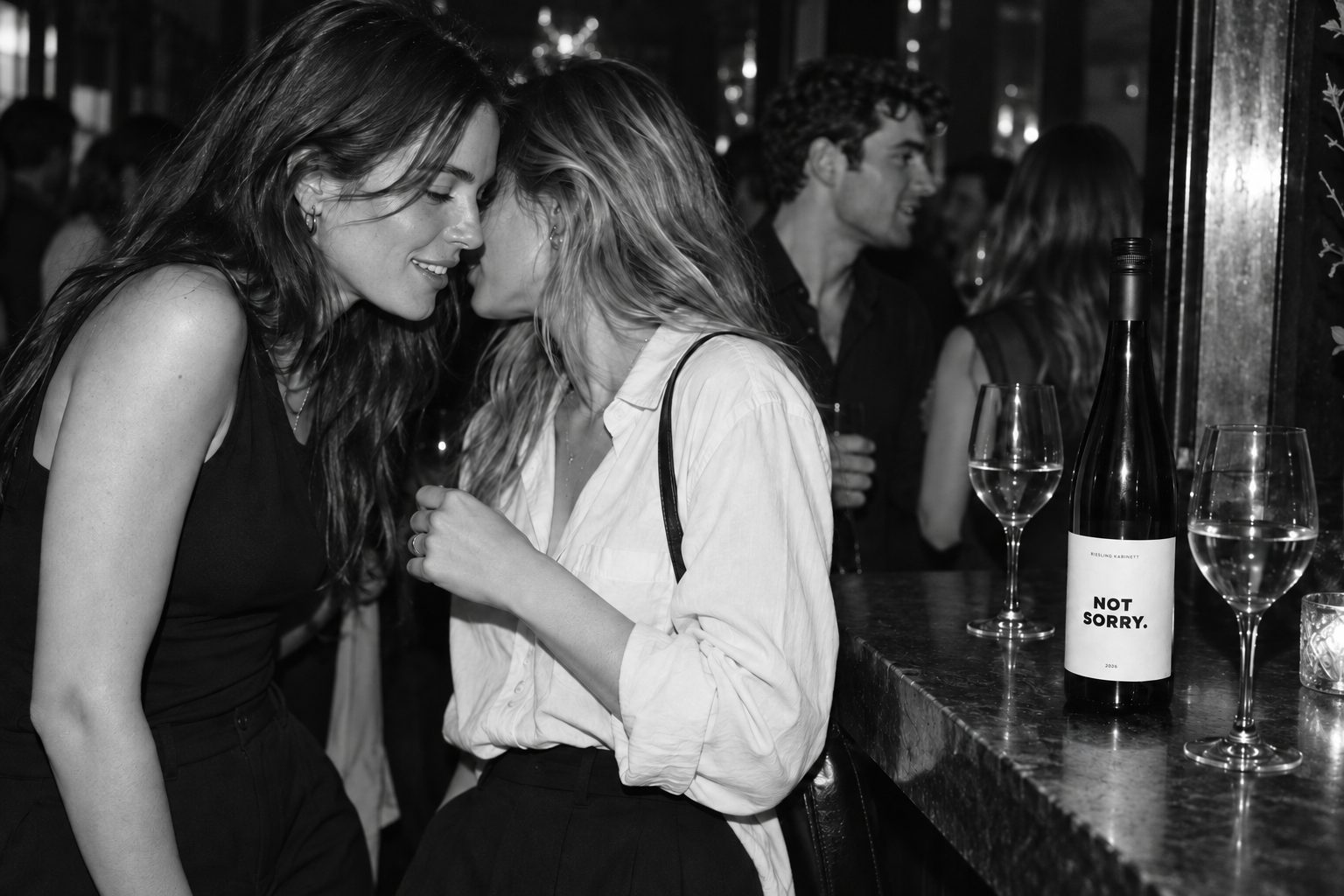Später am Abend in einer Bar, zwei Frauen mit Weißweingläsern
